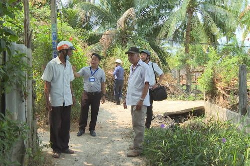 Lãnh đạo phường Hàm Thắng khảo sát thực tế khu vực các hộ dân chưa có nước sạch