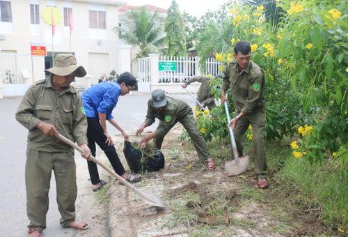 Lực lượng bảo vệ an ninh, trật tự ở cơ sở tham gia dọn vệ sinh môi trường