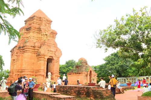 Đông đảo du khách tham quan Tháp Pô Sah Inư vào dịp nghỉ lễ 30/4 - 1/5