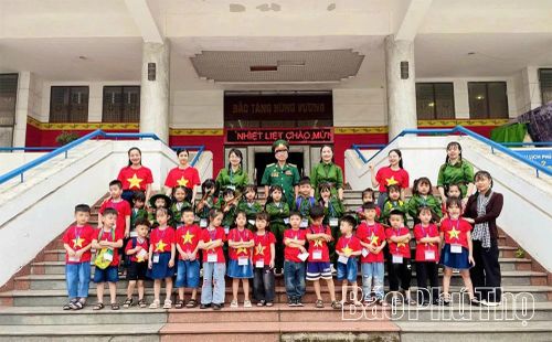 Anh hùng lực lượng vũ trang Nhân dân Vũ Thanh Sơn nói chuyện truyền thống với thế hệ trẻ