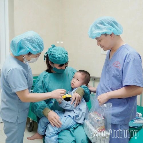 Các y, bác sĩ ân cần thăm hỏi, động viên và trao tặng phần quà nhỏ tới bệnh nhi điều trị dài ngày tại trung tâm.