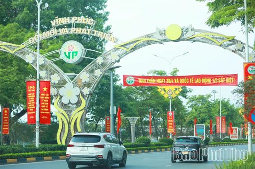 Băng rôn khẩu hiệu đón chào mừng ngày 30/4 và 1/5.