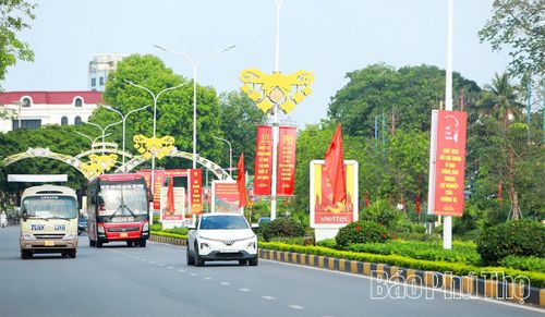Đường Hùng Vương, phường Vĩnh Phúc ngập tràn sắc đỏ.
