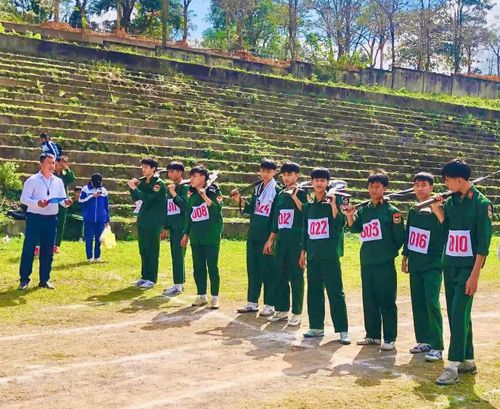 Học sinh Trường THPT Hướng Hóa tham gia hội thao Giáo dục quốc phòng-an ninh năm học 2025-2026 cấp trường - Ảnh: L.T