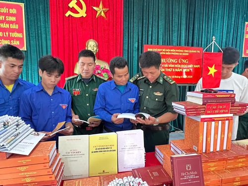 Cán bộ, chiến sĩ Đồn Biên phòng Ba Nang và đoàn viên, thanh niên xã Đakrông cùng trao đổi, tìm hiểu những cuốn sách hay - Ảnh: K.S