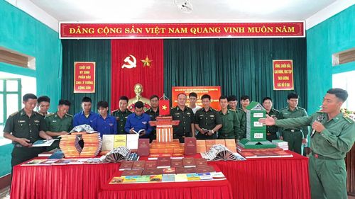 Cán bộ, chiến sĩ Đồn Biên phòng Ba Nang giới thiệu mô hình sách và các đầu sách hay trong ngày hưởng ứng Ngày Sách và Văn hóa đọc Việt Nam năm 2026 - Ảnh: K.S