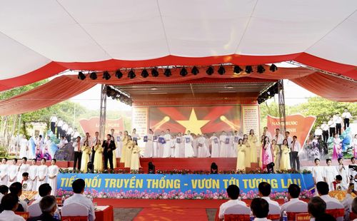 Chương trình văn nghệ tại lễ kỷ niệm - Ảnh: H.N