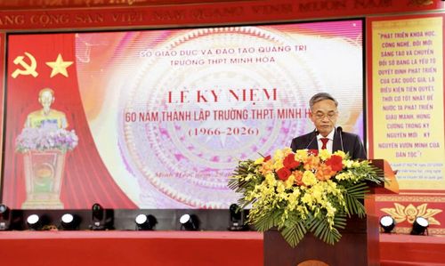 Thầy giáo Cao Thanh Ninh, Hiệu trưởng Trường THPT Minh Hóa đọc diễn văn kỷ niệm 60 năm thành lập trường - Ảnh: H.N
