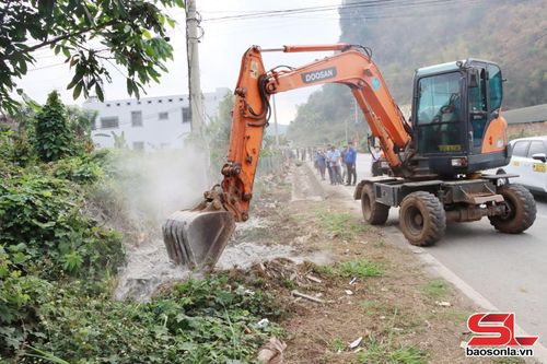 Giải tỏa hành lang giao thông tại thôn 6, xã Chiềng Mung.