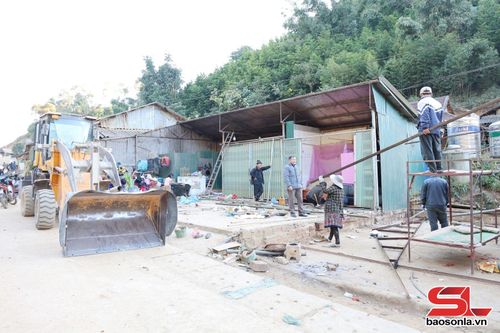 Các hộ dân xã Phiêng Pằn tự nguyện tháo dỡ công trình lấn chiếm hành lang ATGT.