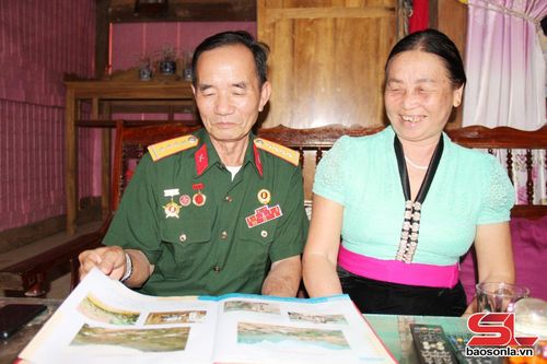 Cựu chiến binh Lò Hồng Sơn, xã Quỳnh Nhai cùng vợ ngắm lại những bức ảnh kỷ niệm.