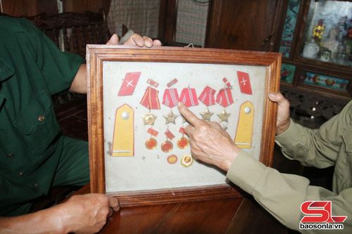 Tấm bảng treo huân chương của CCB Lò Văn Chới, xã Mường Chiên.
