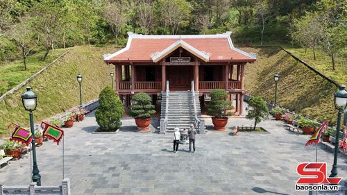 Du khách thắp hương tưởng nhớ tại Đền thờ Đại tướng Võ Nguyên Giáp.