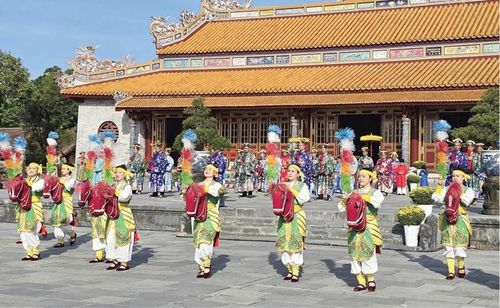  Điệu múa cung đình “Lục triệt hoa mã đăng” lần đầu tiên được tái hiện tại lễ thiết triều Nguyên đán trong khuôn khổ Festival Huế 2026. Ảnh: Liên Minh