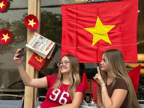 Lee Scarlett và Katie Larmour - hai du khách đến từ Canada hào hứng khi đến Huế chơi đúng dịp lễ