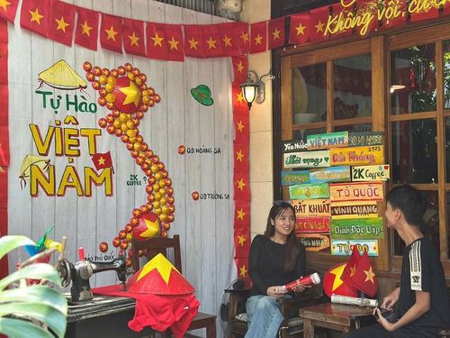 Những quán café có không gian trang trí rực rỡ sắc cờ đỏ sao vàng "níu chân" nhiều bạn trẻ 