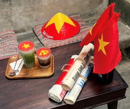 Người trẻ gọi chung những thức uống được trang trí cờ Tổ quốc, cờ Đảng hay bản đồ Việt Nam là "đồ uống yêu nước" 