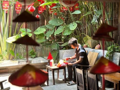 Trải nghiệm vẽ cờ Tổ quốc lên nón lá là "trend" lan tỏa lòng yêu nước của người trẻ 