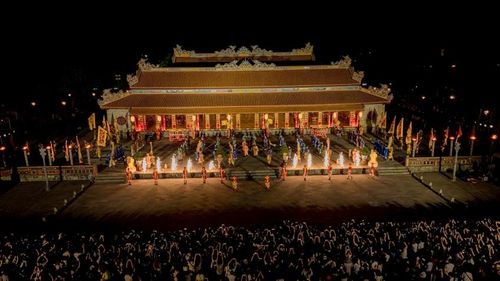  "Hoàng cung huyền ảo" hút khách dịp lễ. Ảnh: TTDT