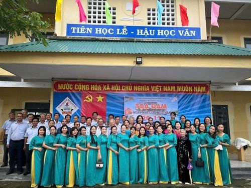 Lễ kỷ niệm 50 năm thành lập Trường là dịp để các thế hệ học sinh tri ân thầy, cô từng công tác, giảng day tại trường.
