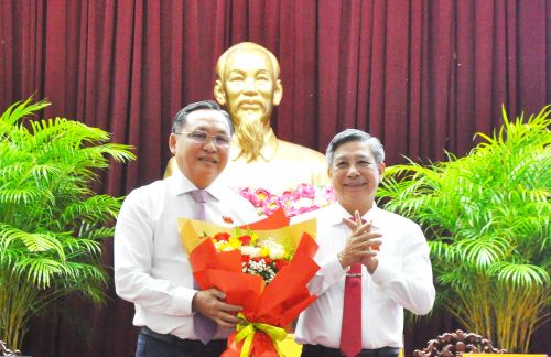 Ông Đồng Văn Thanh, Ủy viên Trung ương Đảng, Phó Bí thư Thường trực Thành ủy Cần Thơ (phải) tặng hoa chúc mừng tân Phó chủ tịch UBND TP Lê Công Lý.