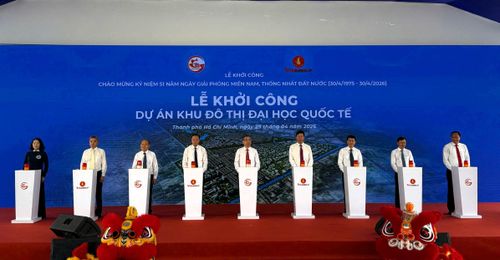 Đại diện chính quyền TP.HCM và doanh nghiệp thực hiện nghi thức khởi công dự án Khu đô thị Đại học Quốc tế tại xã Xuân Thới Sơn.