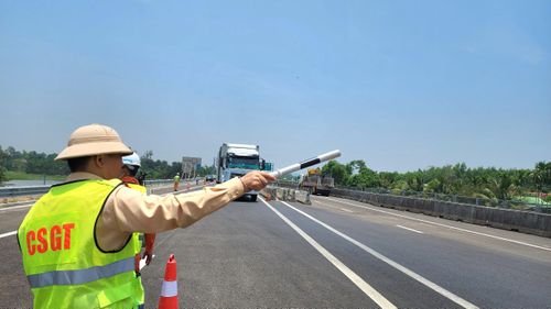 Đội CSGT số 5 - Phòng 6, Cục CSGT bố trí cán bộ điều tiết giao thông tại vị trí đấu nối để hướng dẫn phương tiện lưu thông đúng quy định.