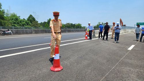 Trung tá Lê Xuân Thưởng, Đội trưởng Đội Tuần tra kiểm soát giao thông đường bộ cao tốc số 5 (Đội 5), Phòng 6, Cục CSGT tháo dỡ chóp nón cuối cùng tại điểm đấu nối và phát lệnh cho phép thông xe cao tốc Quảng Ngãi - Hoài Nhơn.