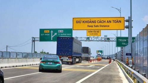 Từng đoàn xe nối đuôi trên lộ trình mới khi công trình chính thức được cấp có thẩm quyền chấp thuận đưa vào khai thác sau hơn 3 năm thi công. Ghi nhận dọc tuyến cho thấy, lưu lượng phương tiện tham gia giao thông chưa nhiều vì nhiều tài xế chưa nắm bắt được thời điểm thông xe cụ thể.
