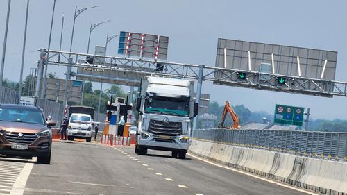 Ông Bùi Nhật Hiển, Giám đốc Ban điều hành dự án cao tốc Quảng Ngãi - Hoài Nhơn cho biết, thời khắc dự án chính thức thông xe có ý nghĩa rất quan trọng, đáp ứng nhu cầu đi lại, lưu thông hàng hóa, giải quyết bài toán ùn tắc trên QL1 và từng bước phát huy hiệu quả đầu tư của dự án.