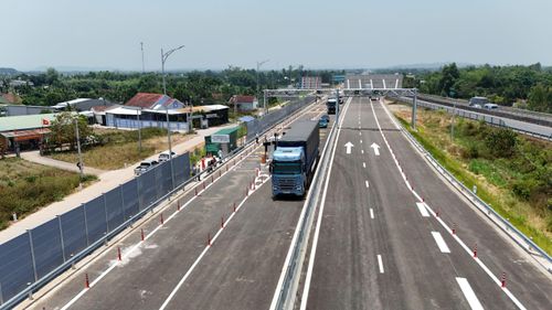 Cao tốc Quảng Ngãi - Hoài Nhơn dài 88km có điểm đầu tại Km1050 trên hệ thống cao tốc Bắc - Nam phía Đông qua địa bàn xã Nghĩa Giang, tỉnh Quảng Ngãi với tổng mức đầu tư 21.400 tỷ đồng do Ban QLDA 2 làm chủ đầu tư.