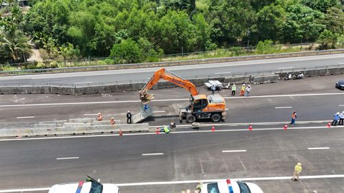 Trước đó, để đảm bảo cho việc "đóng đường" thông xe đưa cao tốc Quảng Ngãi - Hoài Nhơn vào khai thác, nhà thầu tổ chức di dời, lắp đặt hộ lan trên phần làn đường cao tốc Đà Nẵng - Quảng Ngãi.