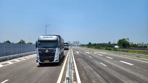 Như vậy, sau thông xe cao tốc Quảng Ngãi - Hoài Nhơn, phương tiện tham gia giao thông theo hướng Bắc - Nam trên hệ thống cao tốc sẽ di chuyển thông suốt đến Bắc hầm Cù Mông (tỉnh Gia Lai) mà không phải đi vòng ra QL1 như lâu nay.