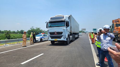 Để đảm bảo việc lưu thông của phương tiện thuận lợi khi di chuyển vào điểm đấu nối với cao tốc Đà Nẵng - Quảng Ngãi, Đội CSGT số 5 (Phòng 6, Cục CSGT) đã bố trí cán bộ điều tiết, phân làn, hướng dẫn phương tiện lưu thông thuận lợi.