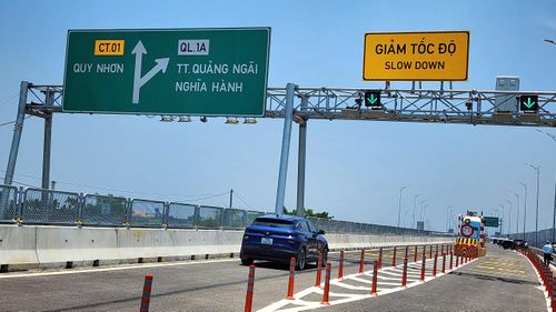 Tài xế Nguyễn Mạnh Đạt lái xe đường dài cho biết, anh rất háo hức khi được trải nghiệm trên cung đường mới qua miền Trung. "Từ nay xe bon bon trên cao tốc thêm hàng trăm km nữa mà không phải đi vòng ra QL1", anh Đạt chia sẻ.