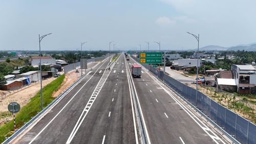Tuyến có quy mô 4 làn chạy xe và một số vị trí dừng khẩn cấp. Đây là dự án có vốn đầu tư lớn nhất trong số 12 dự án thành phần được Chính phủ phát lệnh khởi công vào ngày 1/1/2023.