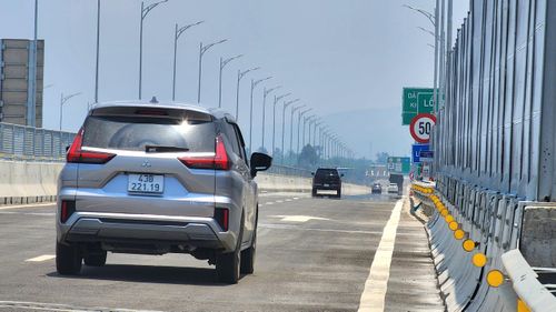 Dọc tuyến, hệ thống biển báo, biển chỉ dẫn cùng nhiều hạng mục đảm bảo ATGT khác được đầu tư đồng bộ giúp lái xe an tâm lưu thông đúng tốc độ cũng như ra vào cao tốc hợp lý thông qua các nút giao.