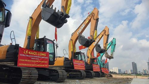 Ngay sau lễ khởi công nhà đầu tư huy động máy móc thiết bị để tiến hành xây dựng dự án đúng tiến độ