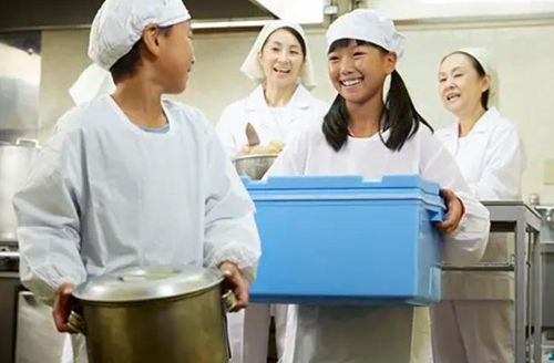 Các em thay phiên nhau chuẩn bị và phục vụ bữa trưa ở trường.
