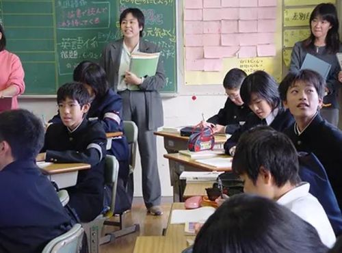 Các giáo viên dự giờ lẫn nhau để nghiên cứu và cải tiến phương pháp giảng dạy