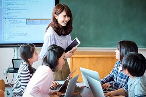 Theo chương trình GIGA School, mỗi học sinh tiểu học và trung học cơ sở đều sử dụng một thiết bị cá nhân