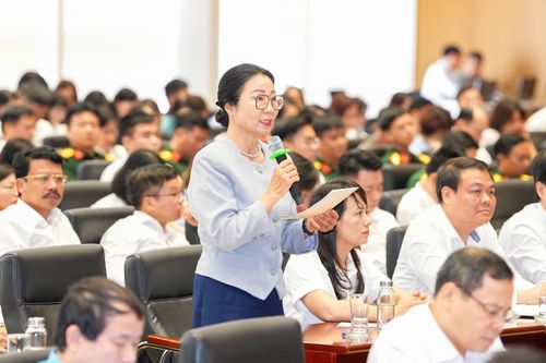 Cử tri ngành nội vụ phát biểu ý kiến. Ảnh: Đàm Thanh