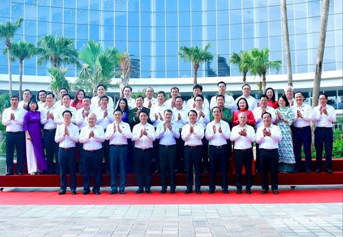 Thủ tướng Chính phủ Lê Minh Hưng cùng Đoàn ĐBQH thành phố Hải Phòng chụp ảnh lưu niệm với lãnh đạo thành phố. Ảnh: Duy Thính