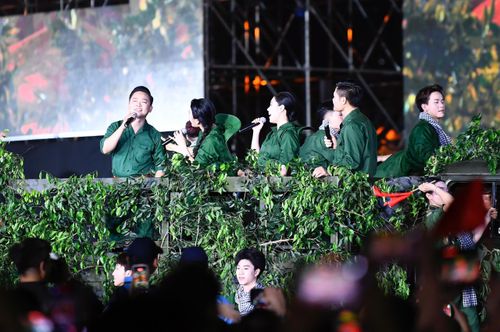 Tiết mục "Khởi nguyên" do ca sĩ Viết Danh cùng Đoàn múa Ta Dance - Trường SQCT trình bày