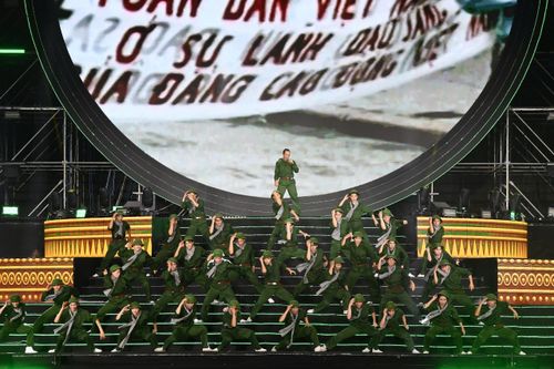 Tiết mục biểu diễn của ca sĩ Phạm Anh Khoa