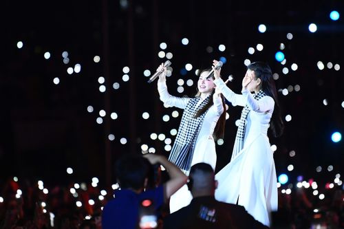 Cẩm Ly và Hòa Minzy thể hiện ca khúc “Người Việt mình thương nhau”