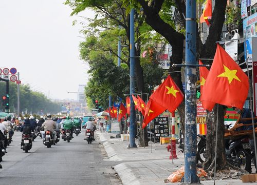 Khắp các tuyến phố, sắc đỏ của cờ Tổ quốc tung bay nổi bật giữa không gian đô thị năng động