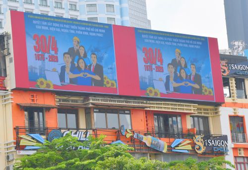 Hệ thống pano, áp phích, băng rôn, khẩu hiệu cổ động được trang hoàng công phu