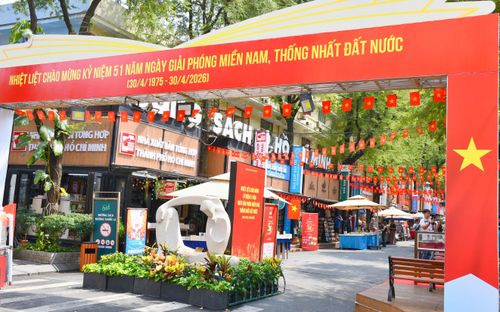 Những dải cờ nối dài, cùng băng rôn, khẩu hiệu tái hiện những dấu mốc hào hùng của ngày 30/4