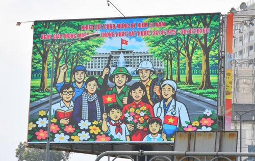 Mỗi tấm băng rôn, khẩu hiệu, pano treo dọc các tuyến đường chính như kể lại trang sử hào hùng, nhắc nhớ thế hệ hôm nay không quên công ơn cha anh đã ngã xuống vì hòa bình, thống nhất đất nước